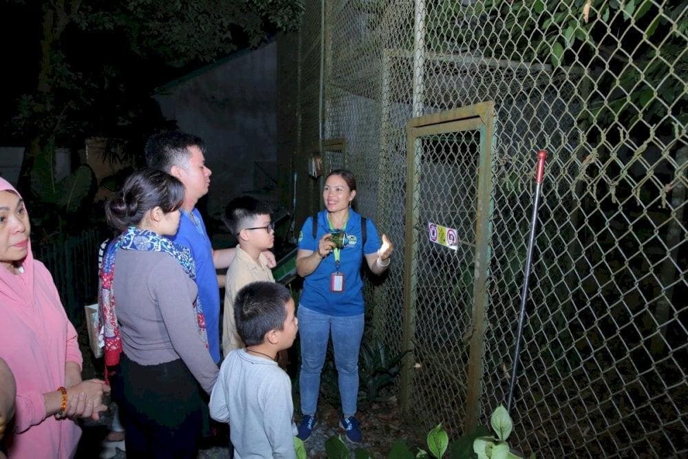 Du khách tham gia tour đêm tại Vườn Quốc gia Cúc Phương. (Nguồn: Internet)